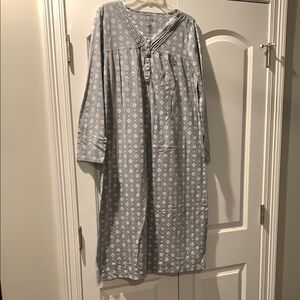 Croft & Barrow Long Gray with White Long Sleeve Nightgown
